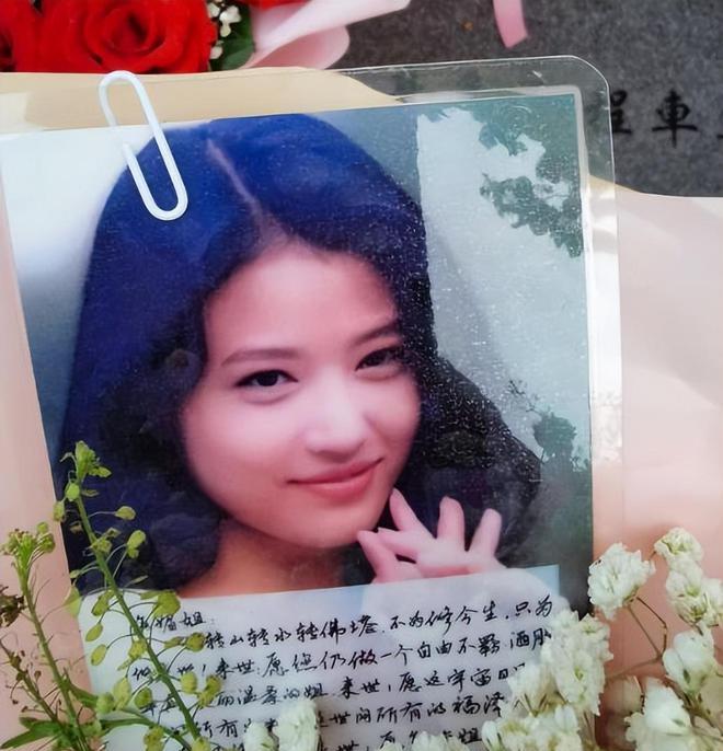 小熊保护雕像__无名英雄纪念广场墓碑