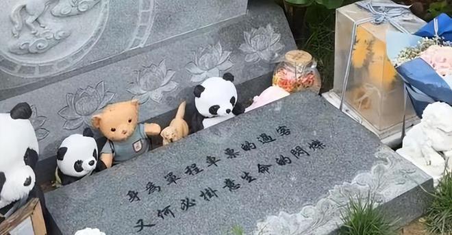 _无名英雄纪念广场墓碑_小熊保护雕像