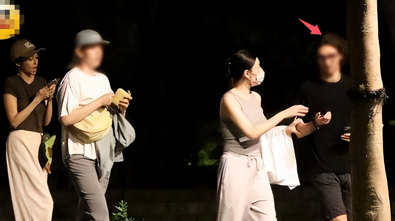 36岁宅男女神恋上洋老外，十指紧扣会友聚餐，饭后骑单车同回别墅__36岁宅男女神恋上洋老外，十指紧扣会友聚餐，饭后骑单车同回别墅
