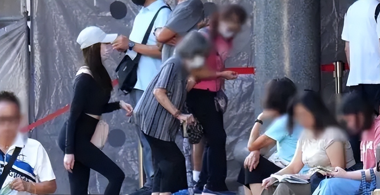 _36岁宅男女神恋上洋老外，十指紧扣会友聚餐，饭后骑单车同回别墅_36岁宅男女神恋上洋老外，十指紧扣会友聚餐，饭后骑单车同回别墅