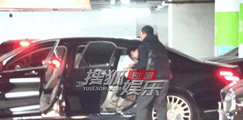 _女子逛商场发现_学生抱老师女抱女