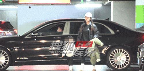 女子逛商场发现__学生抱老师女抱女