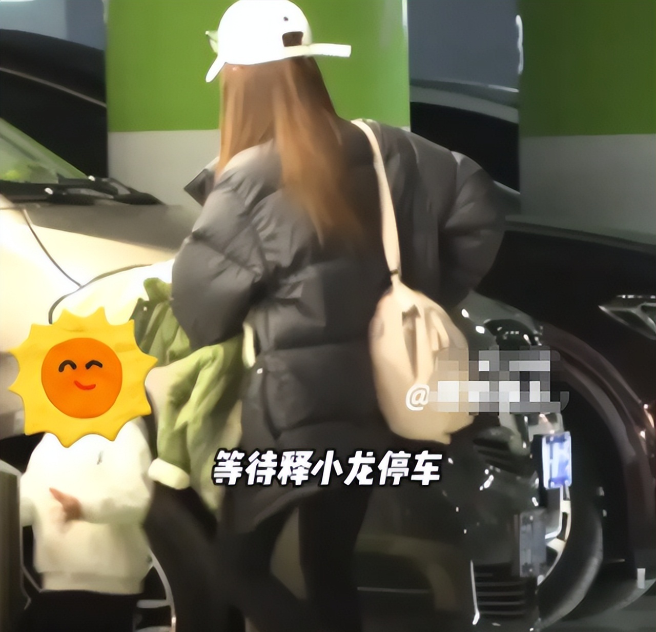 学生抱老师女抱女_女子逛商场发现_