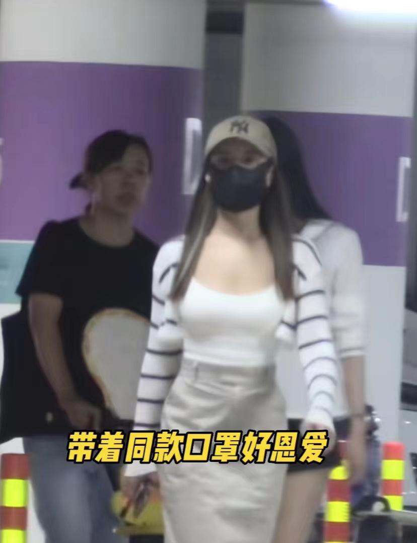 女子逛商场发现__学生抱老师女抱女