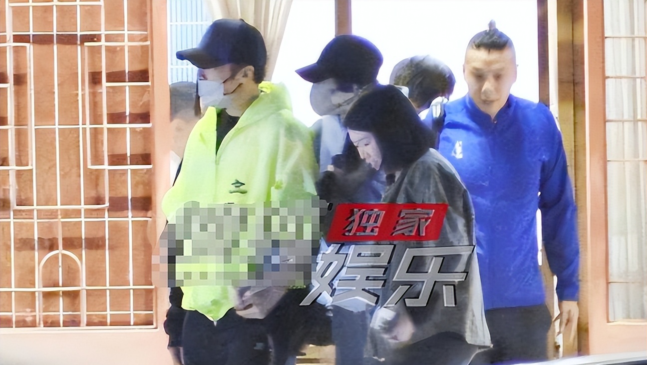 甜！“锋菲”合体会友聚餐，谢霆锋紧牵女友的手，菲姐小鸟依人_甜！“锋菲”合体会友聚餐，谢霆锋紧牵女友的手，菲姐小鸟依人_