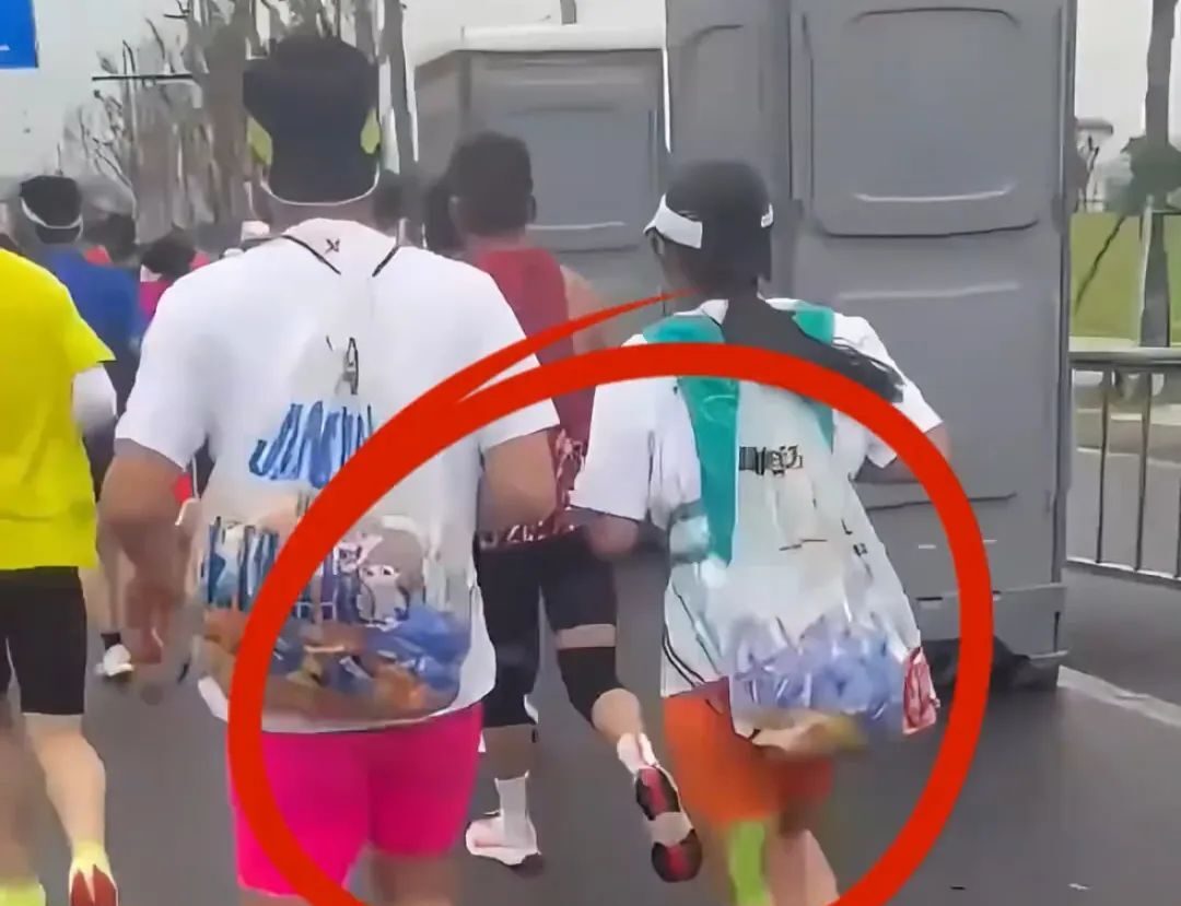 热搜上丑陋的“苏州马拉松白嫖夫妇”曝光，炸出多少“格局穷人”__热搜上丑陋的“苏州马拉松白嫖夫妇”曝光，炸出多少“格局穷人”