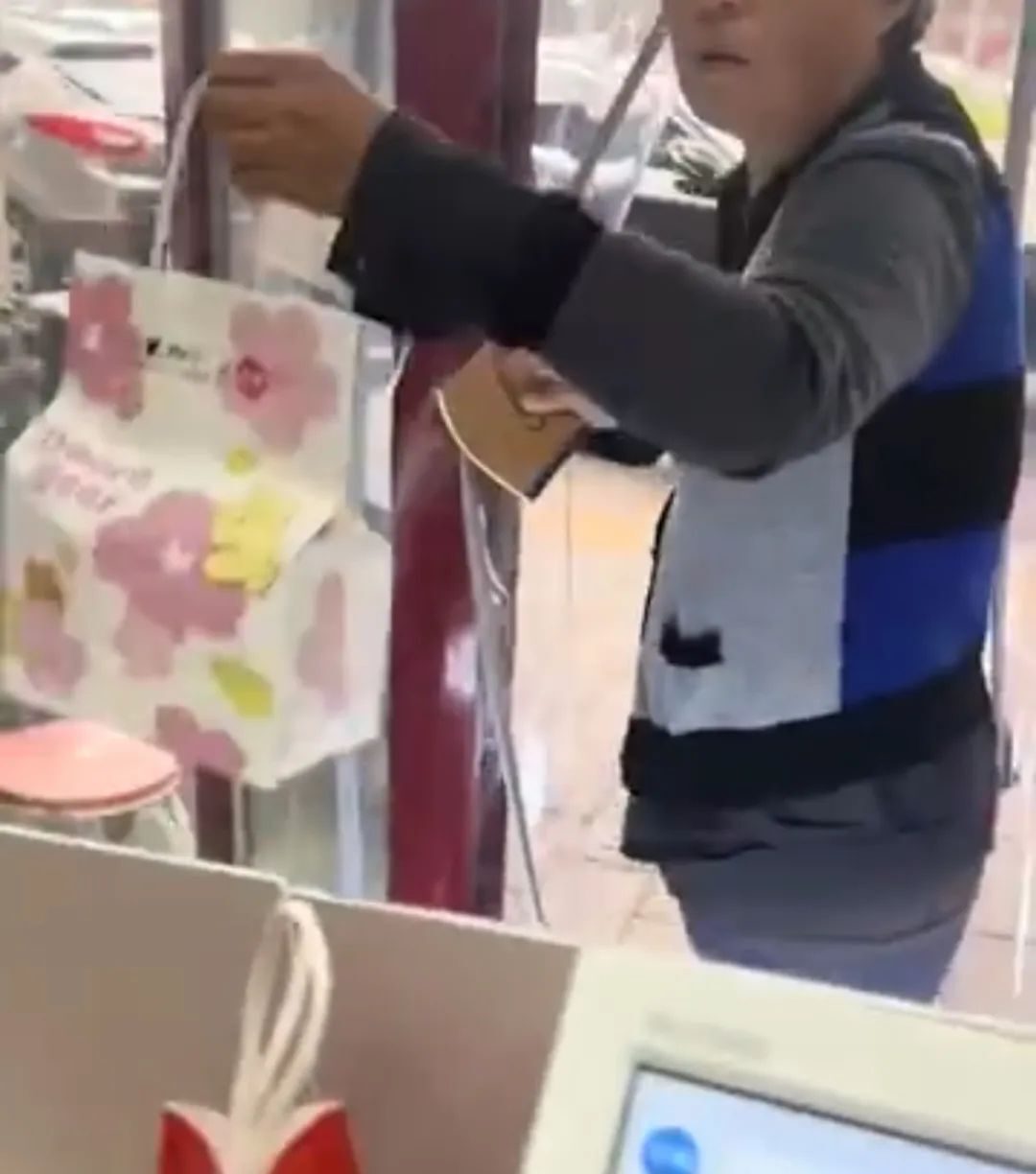 热搜上丑陋的“苏州马拉松白嫖夫妇”曝光，炸出多少“格局穷人”__热搜上丑陋的“苏州马拉松白嫖夫妇”曝光，炸出多少“格局穷人”