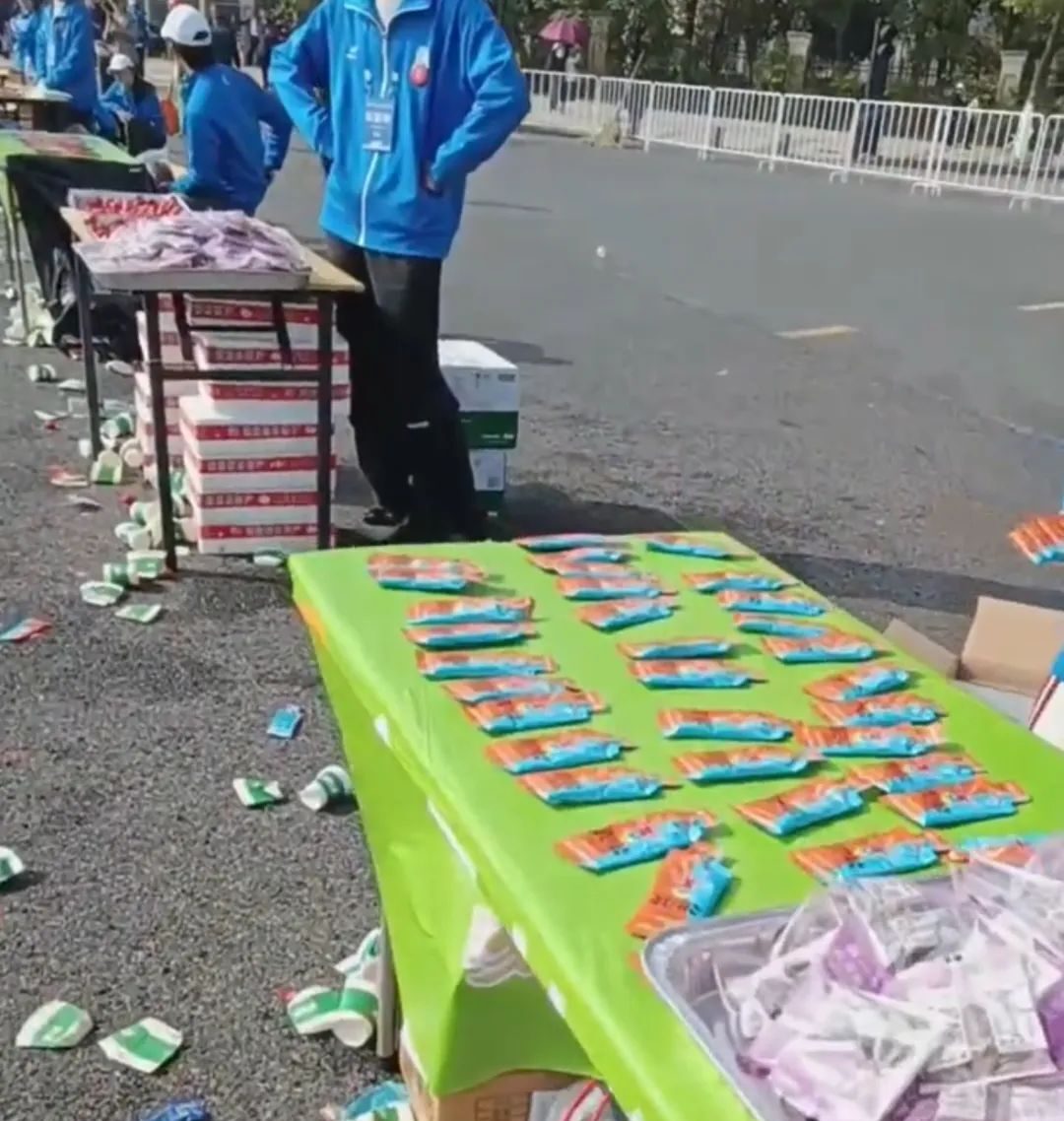 热搜上丑陋的“苏州马拉松白嫖夫妇”曝光，炸出多少“格局穷人”__热搜上丑陋的“苏州马拉松白嫖夫妇”曝光，炸出多少“格局穷人”