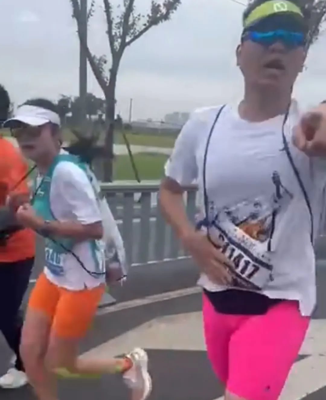 热搜上丑陋的“苏州马拉松白嫖夫妇”曝光，炸出多少“格局穷人”__热搜上丑陋的“苏州马拉松白嫖夫妇”曝光，炸出多少“格局穷人”