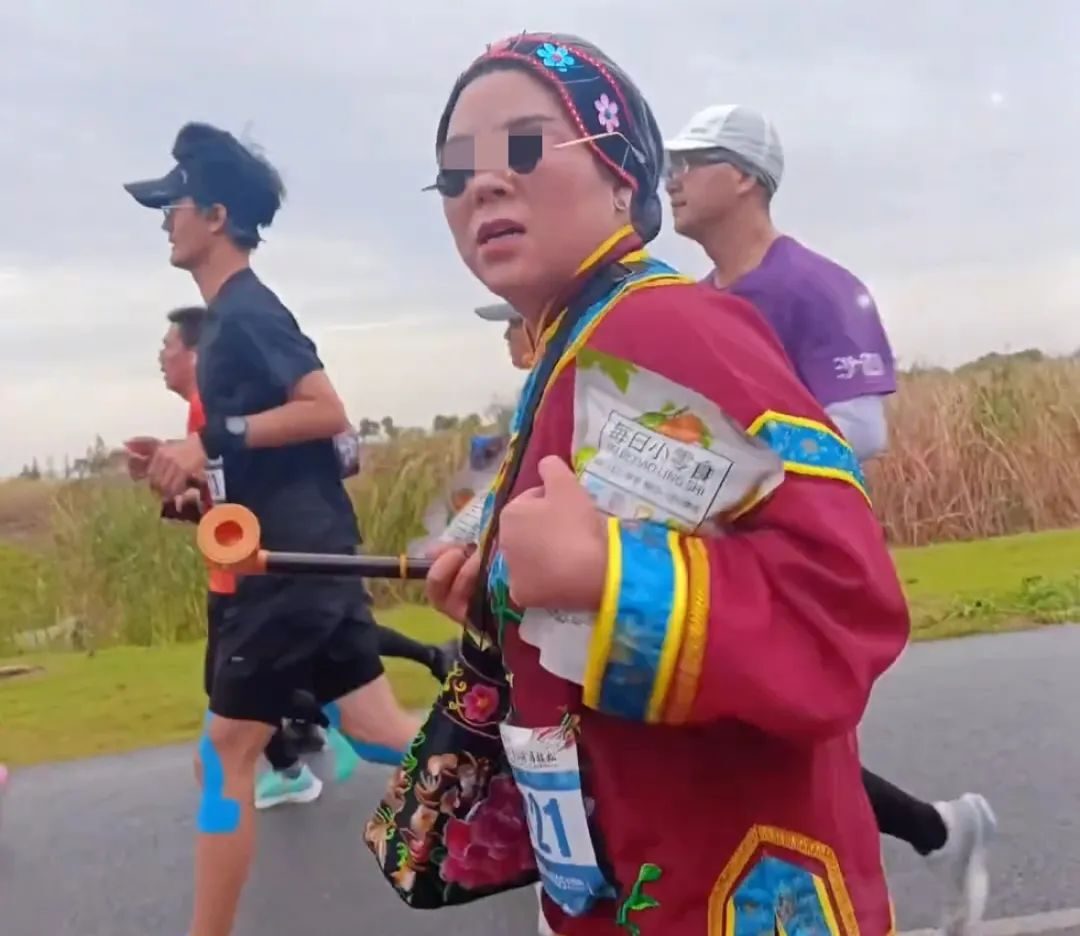 热搜上丑陋的“苏州马拉松白嫖夫妇”曝光，炸出多少“格局穷人”__热搜上丑陋的“苏州马拉松白嫖夫妇”曝光，炸出多少“格局穷人”